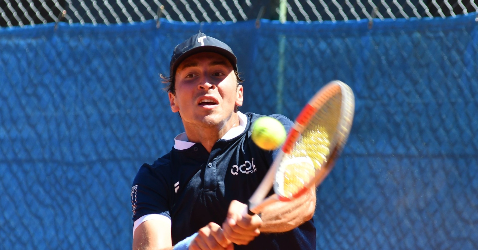 Karl Friberg beim Tennisspielen auf dem Tennisplatz