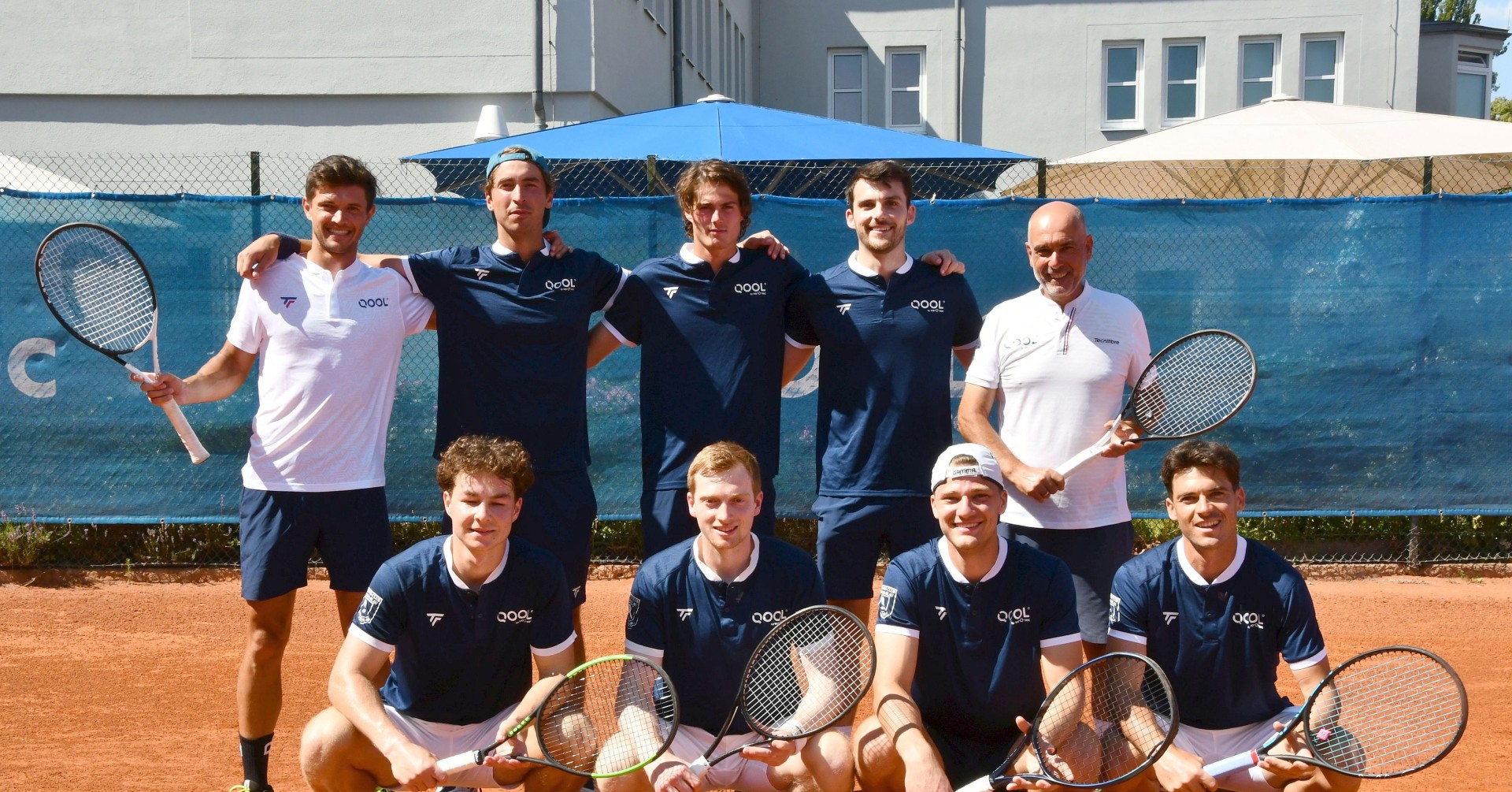 Tennis Herren Team 1 auf dem Tennisplatz als Mannschaftsfoto