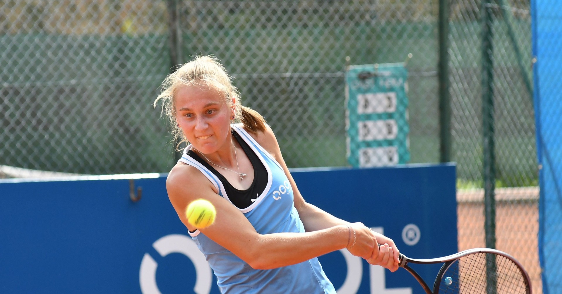 Josie Holderbach beim Tennisspielen auf einem Sandplatz