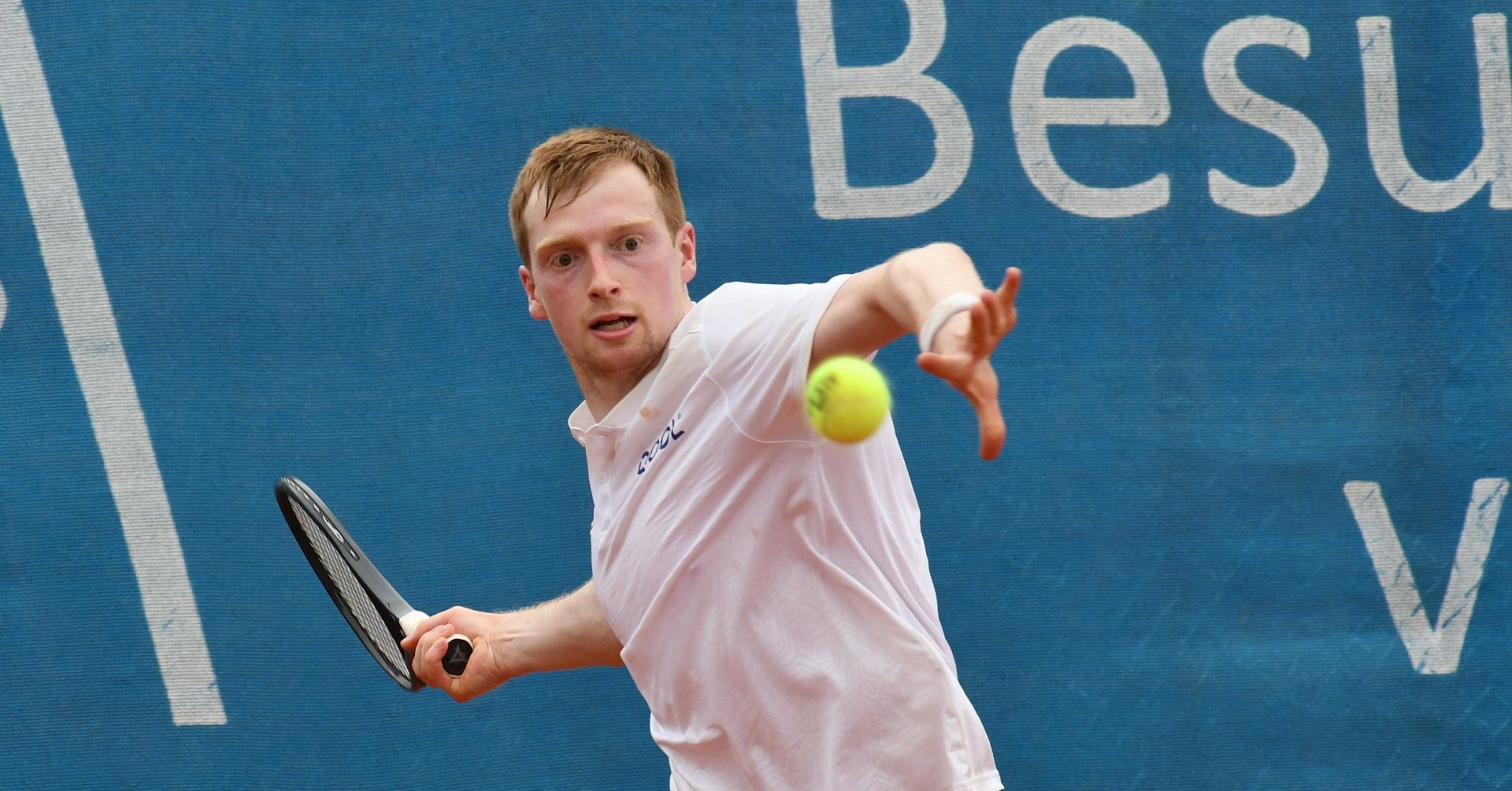 Mike Steib beim Tennisspielen auf dem Tennisplatz
