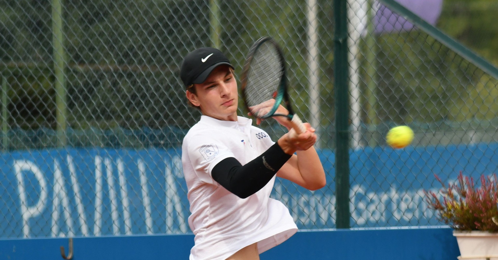 Arthur Schmitkel spielt Tennis auf Sandplatz Arthur Schmitkel beim Tennisspielen auf einem Sandplatz