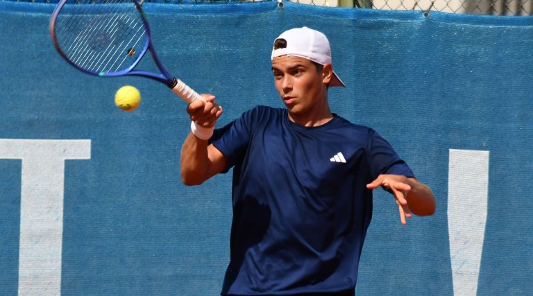 Tennisspieler mit Schläger beim Return auf Sandplatz