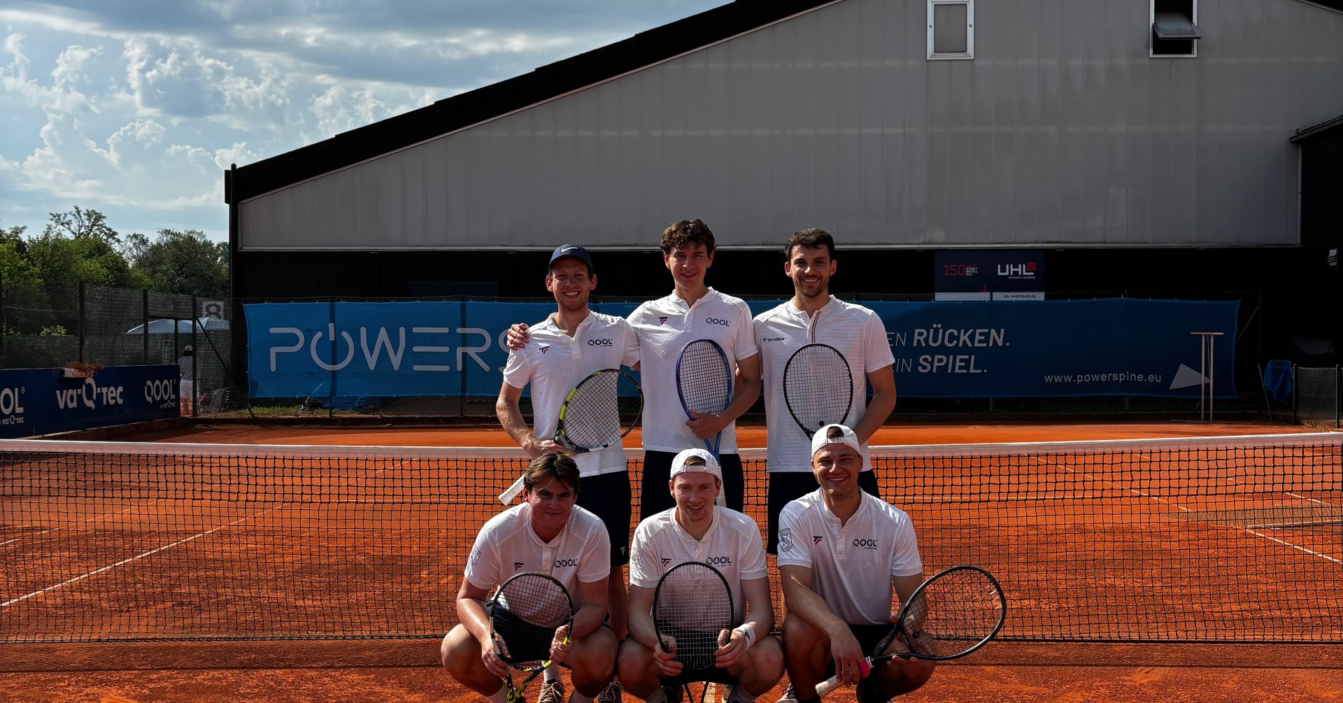 Herren 3 Tennismannschaft auf Sandplatz vor Tennishalle, Gruppenfoto LL1