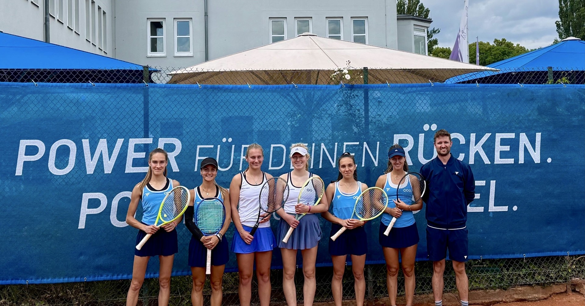 Damen 1 Regionalliga Tennis-Team auf dem Tennisplatz vor einem blauen Banner