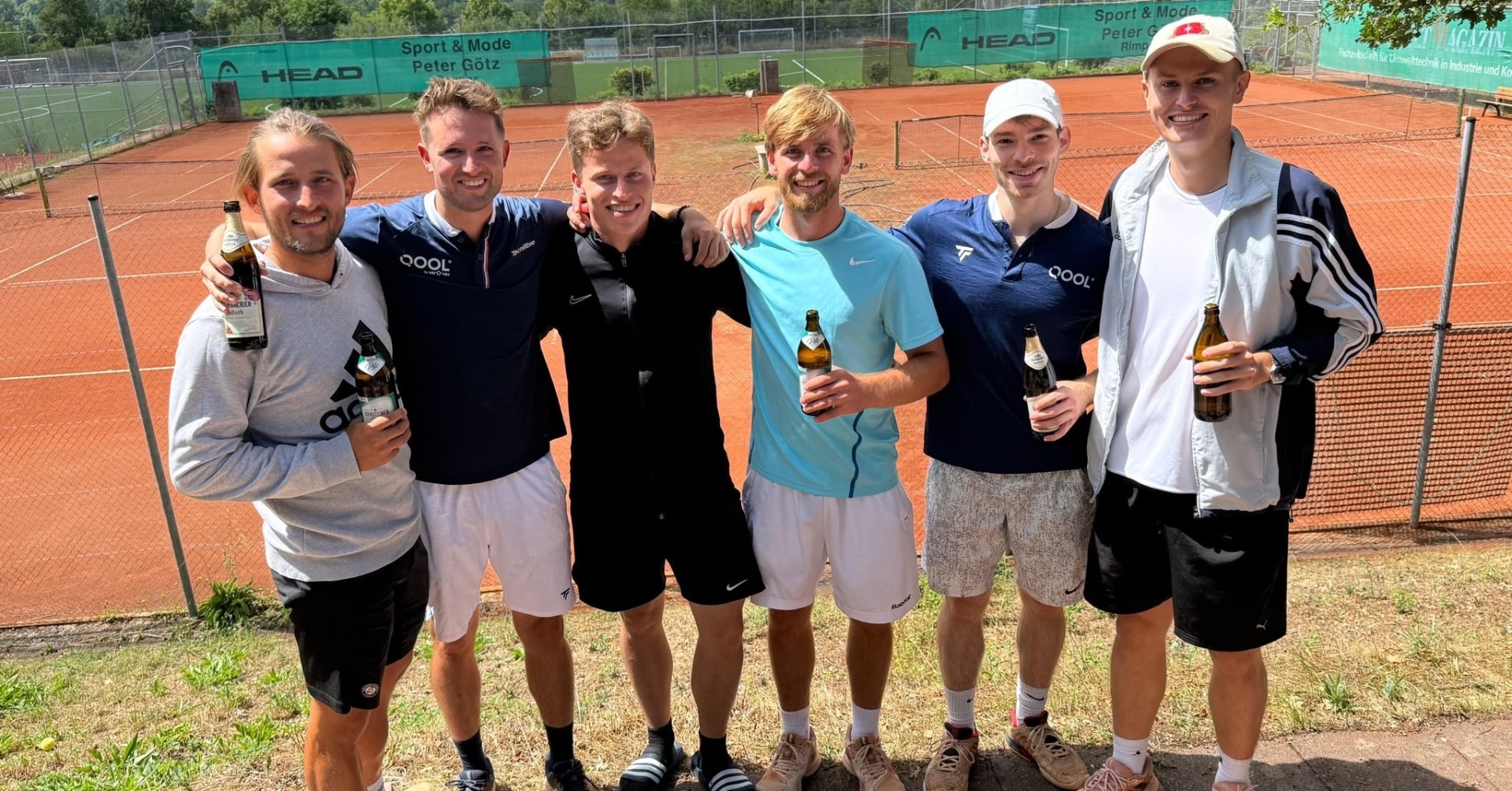 Herren 4 Nordliga 2 Tennismannschaft vor Tennisplatz nach Spieltag