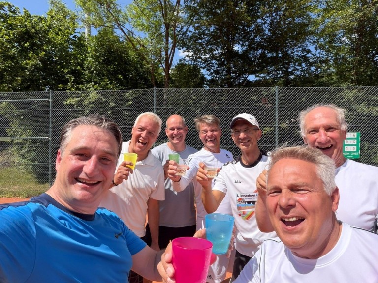 Herren 50 Tennis Mannschaft feiert gemeinsam auf dem Tennisplatz