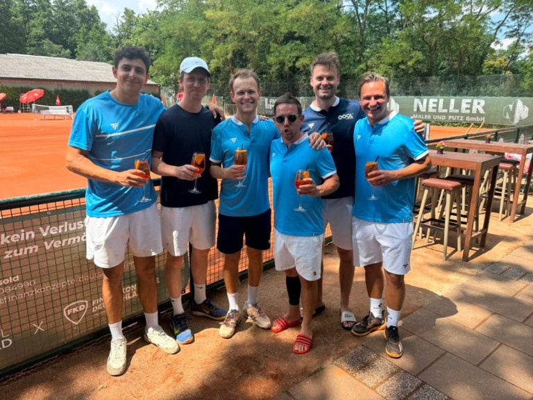 Tennismannschaft Herren 30 feiert in der Bayernliga auf dem Tennisplatz