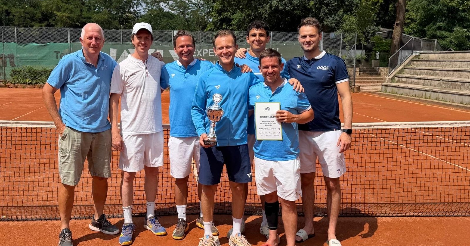 Tennismannschaft Herren 30 feiert Erfolg in der Bayernliga auf Sandplatz mit Pokal und Urkunde