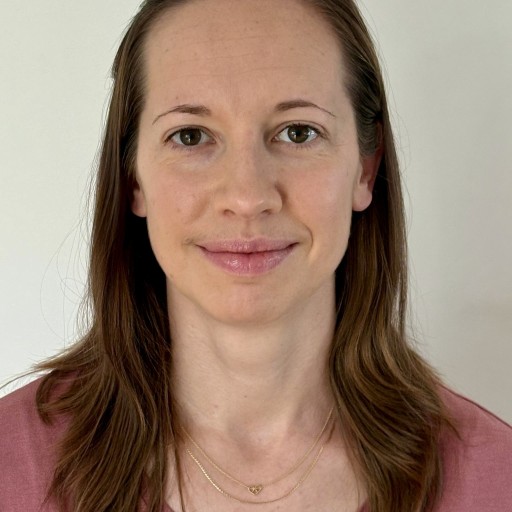 Porträt einer lächelnden Frau mit braunen Haaren Porträt einer Frau mit braunen Haaren und einem leichten Lächeln