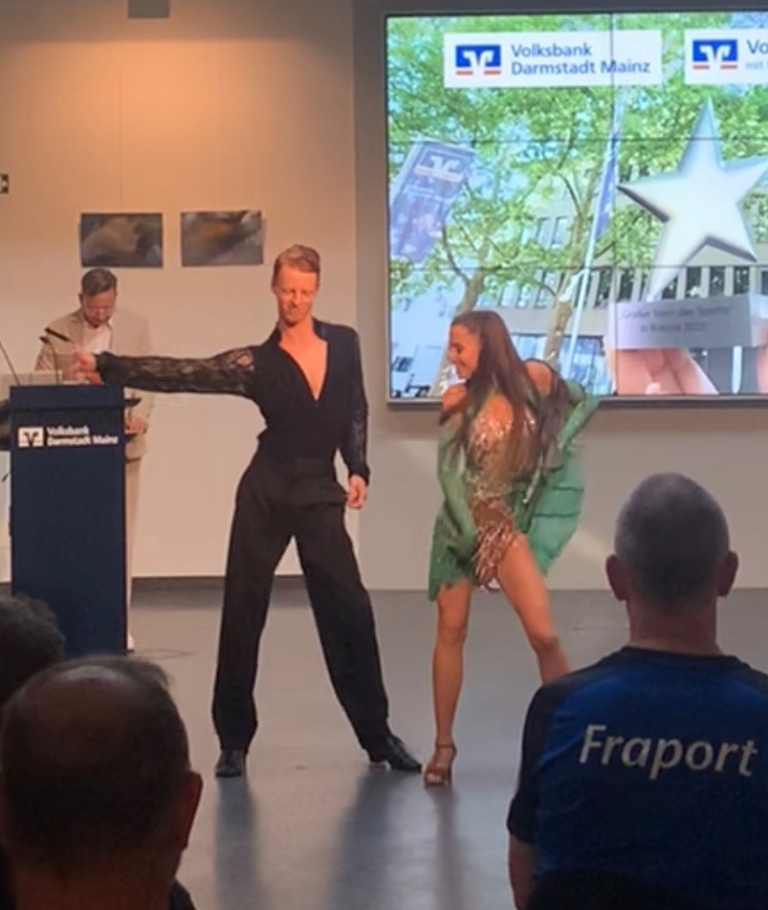 Tanzpaar bei der Sterne des Sports Veranstaltung auf der Bühne