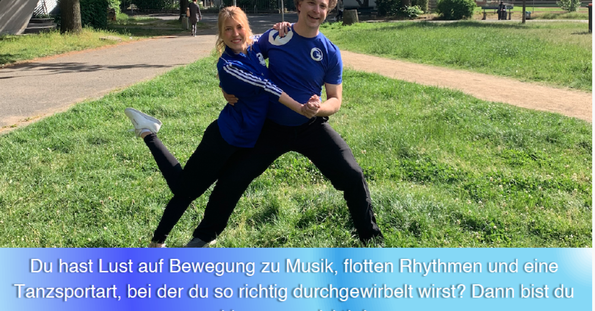 Tanzkurs für EinsteigerInnen – zwei Personen tanzen im Freien beim Anfänger-Tanzkurs, Bewegung zu Musik und Rhythmus