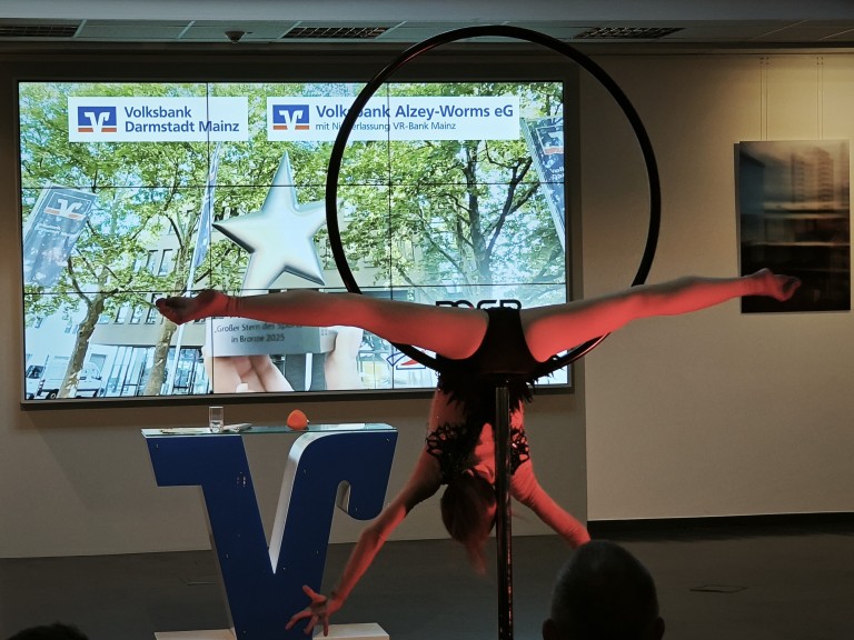 Akrobatik-Show bei Volksbank Darmstadt Mainz und Volksbank Alzey-Worms eG Veranstaltung mit Großer Stern des Sports in Bronze 2025