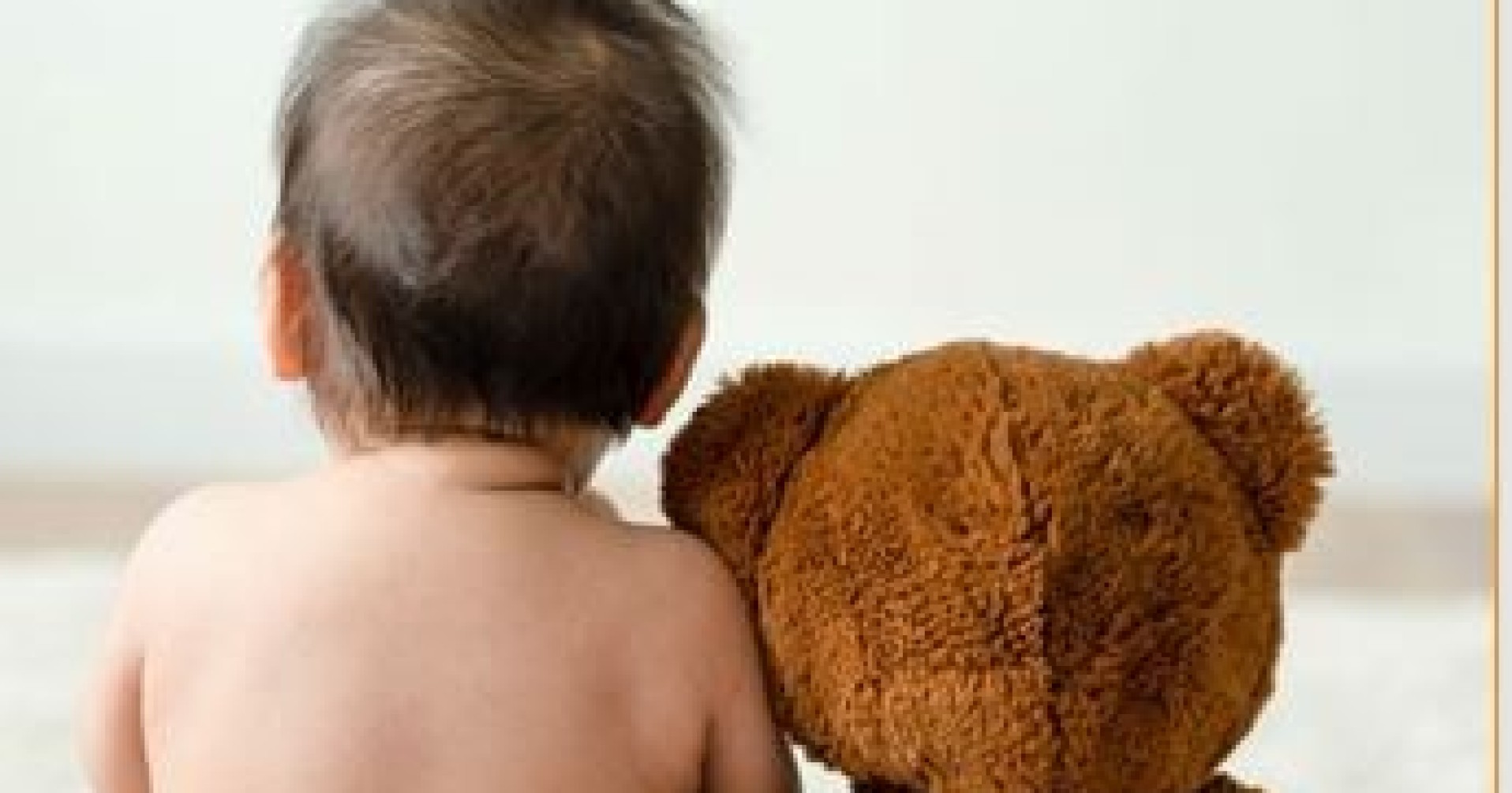 Wickelort mit Baby und Teddybär in Windeln