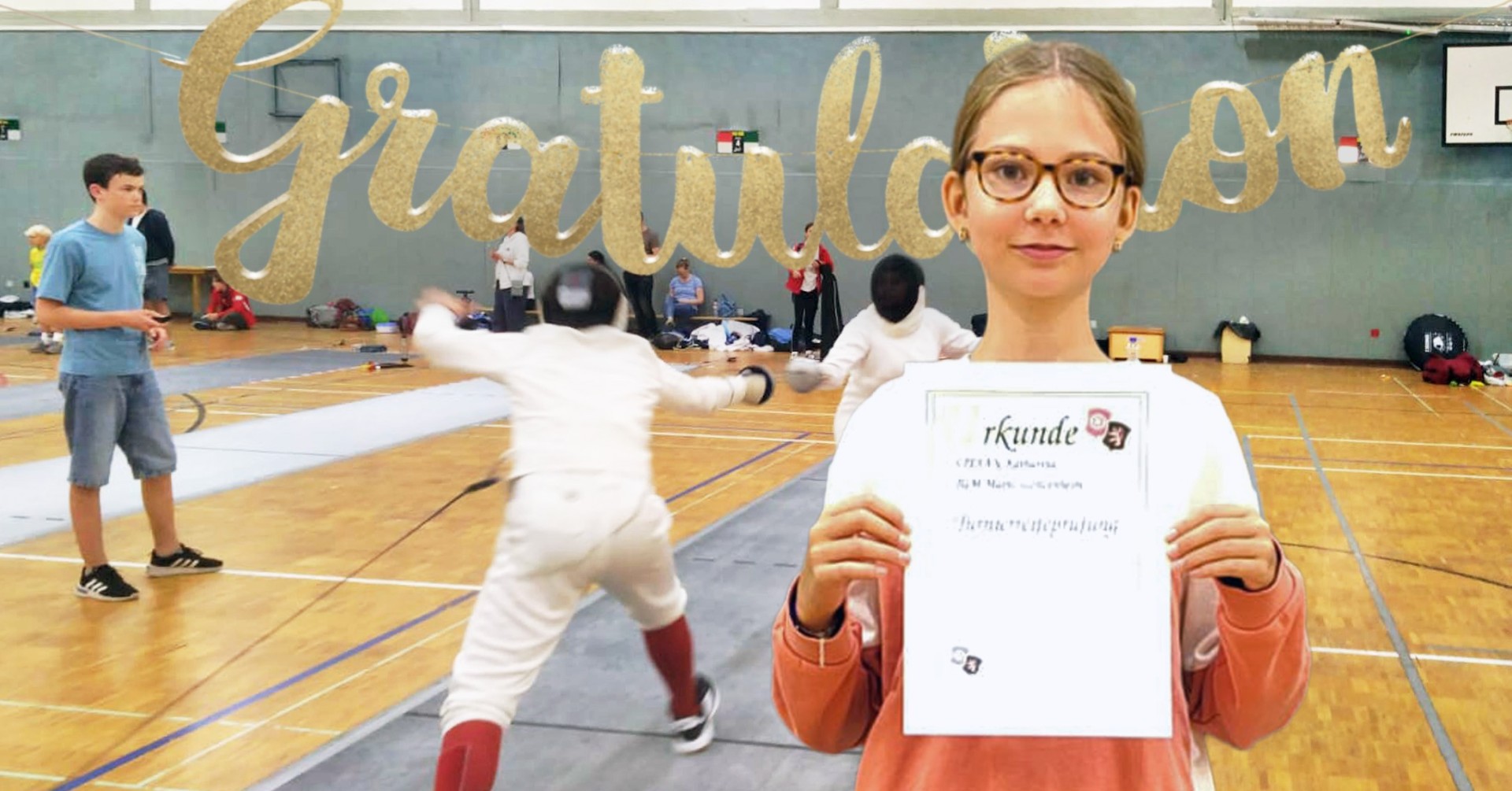 Turnierreifeprüfung Kaiserslautern 2025 – Fechten und Urkundenverleihung Die junge Degenfechterin Katharina präsentiert in der Fechthalle in Kaiserslautern ihre Urkunde zur bestandenen Turnierreifeprüfung. Im Hintergrund sind zwei Degen-Fechterinnen im Gefecht, während ein Kampfrichter sie beobachtet. Über der Szene steht in g