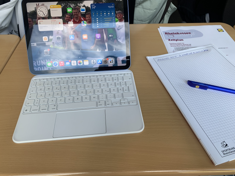 Arbeitsplatz beim Kongress des Sportbundes Rheinhessen mit Tablet und Zeitplan Arbeitsplatz mit Tablet, Notizblock und Zeitplan beim Kongress des Sportbundes Rheinhessen