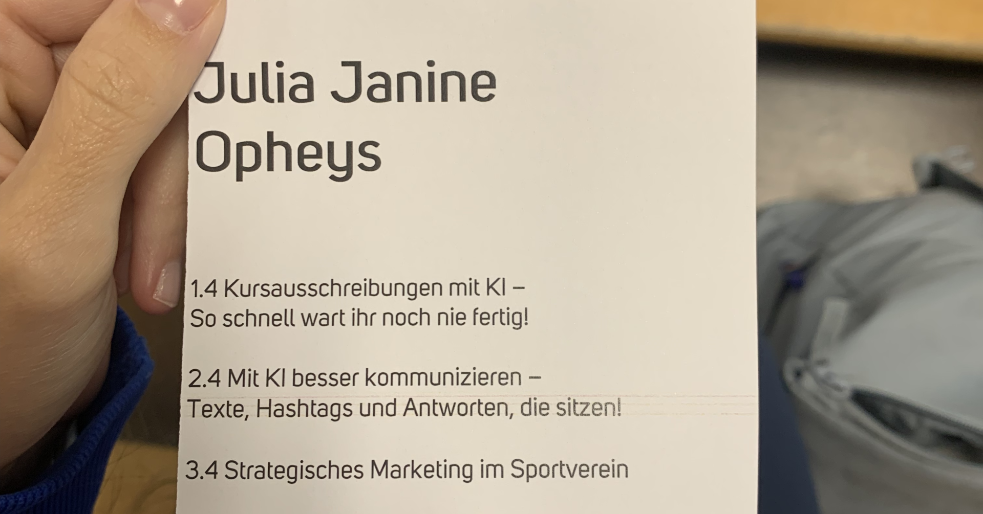 Julia Janine Opheys auf dem Kongress des Sportbundes Rheinhessen – Workshops zu KI und Sportmarketing Namensschild von Julia Janine Opheys beim Kongress des Sportbundes Rheinhessen mit Workshop-Themen zu KI und Marketing im Sportverein