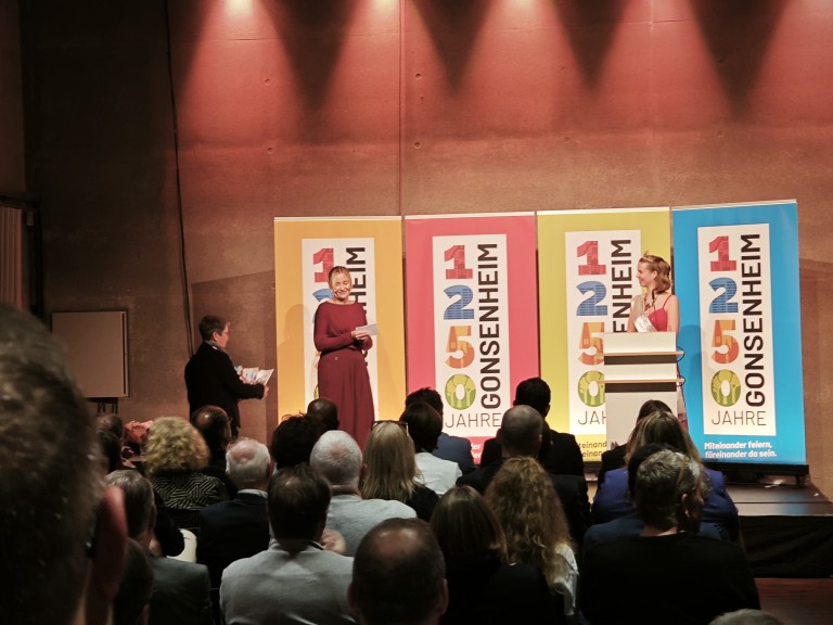 Veranstaltung zum 1250-jährigen Jubiläum von Gonsenheim mit Rednerinnen auf der Bühne Bühnenveranstaltung zum 1250-jährigen Jubiläum von Gonsenheim mit Publikum und Rednerinnen