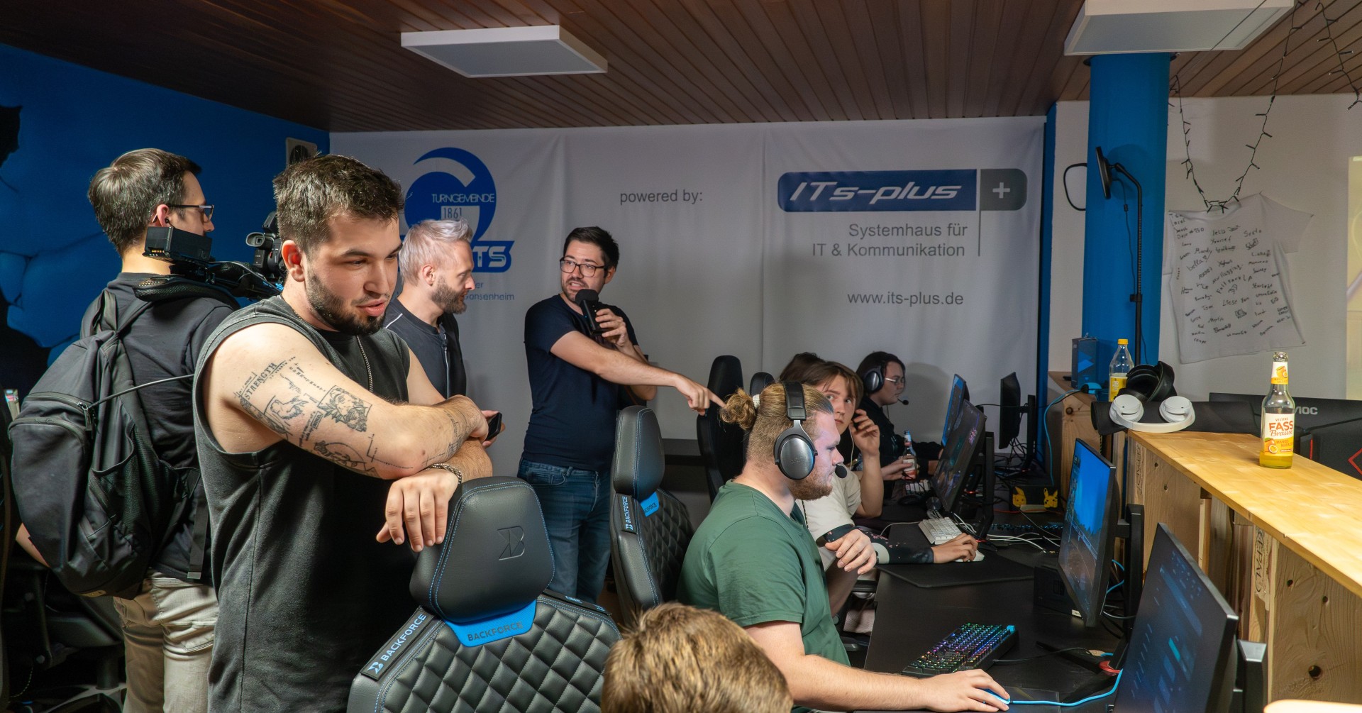 Gruppe von Gamern beim E-Sport-Event im ITs-plus Systemhaus, Turngemeinde 1861 Bingen am Rhein