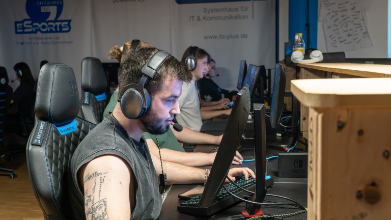 Personen beim Computerspielen auf einem Gaming-Event, Systemhaus für IT & Kommunikation, www.its-plus.de