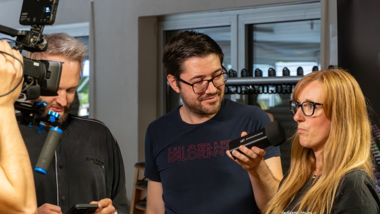 Person mit Valorant-T-Shirt und Sennheiser-Mikrofon bei einem Interview