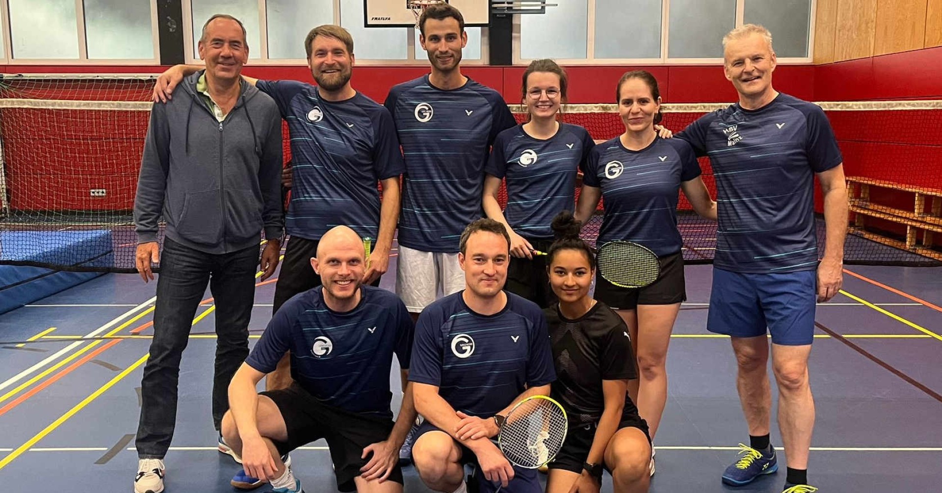 Badminton Mannschaft bei der Saisoneröffnung in der Sporthalle Gruppenfoto einer Badminton-Mannschaft bei der Saisoneröffnung in der Sporthalle