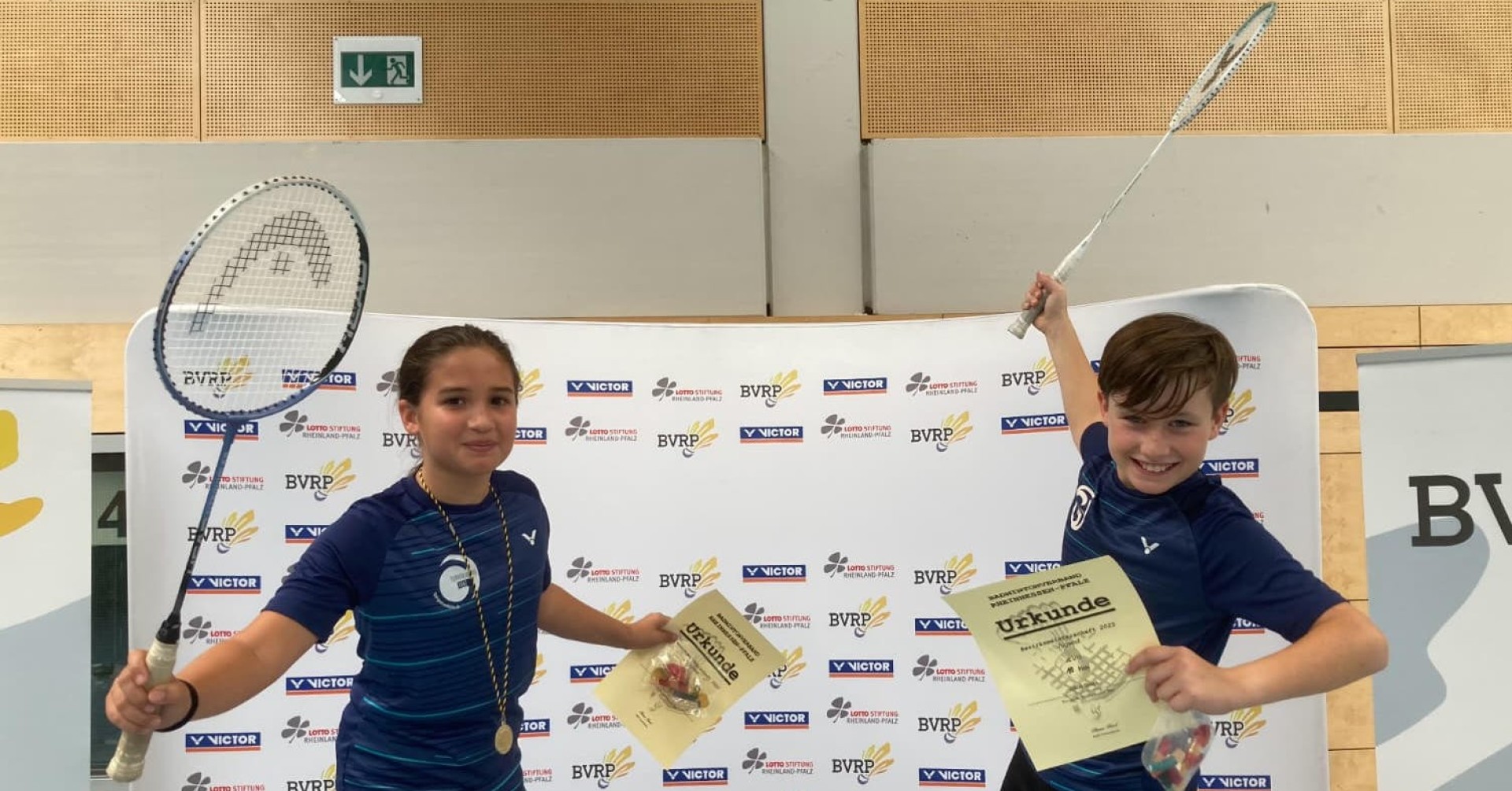 Bezirksmeisterschaft U11 und U13 Badminton – Gewinner mit Urkunden und Medaillen Sieger der Bezirksmeisterschaft U11 und U13 im Badminton mit Urkunden und Medaillen