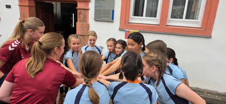 Jumpicorns Teamkreis: Mädchen legen die Hände zusammen Mädchen-Team Jumpicorns bildet einen Kreis und legt die Hände zusammen