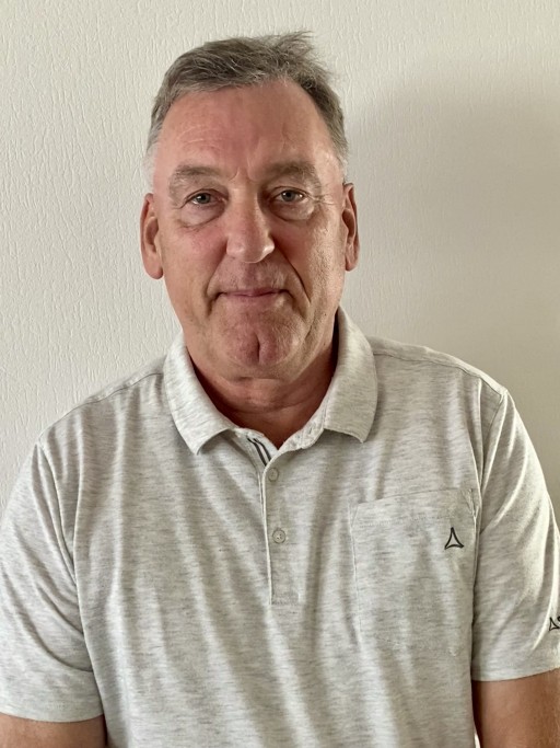 Horst Friedrich in grauem Poloshirt Horst Friedrich mit grauem Poloshirt vor heller Wand