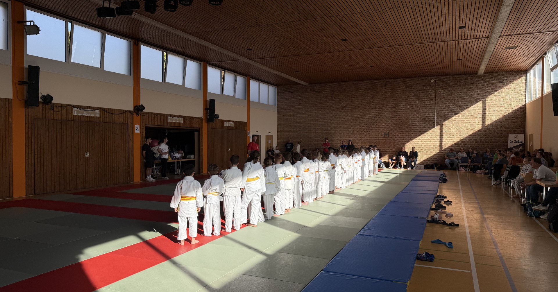 Kinder beim Judo-Training oder Judo-Wettkampf in einer Sporthalle