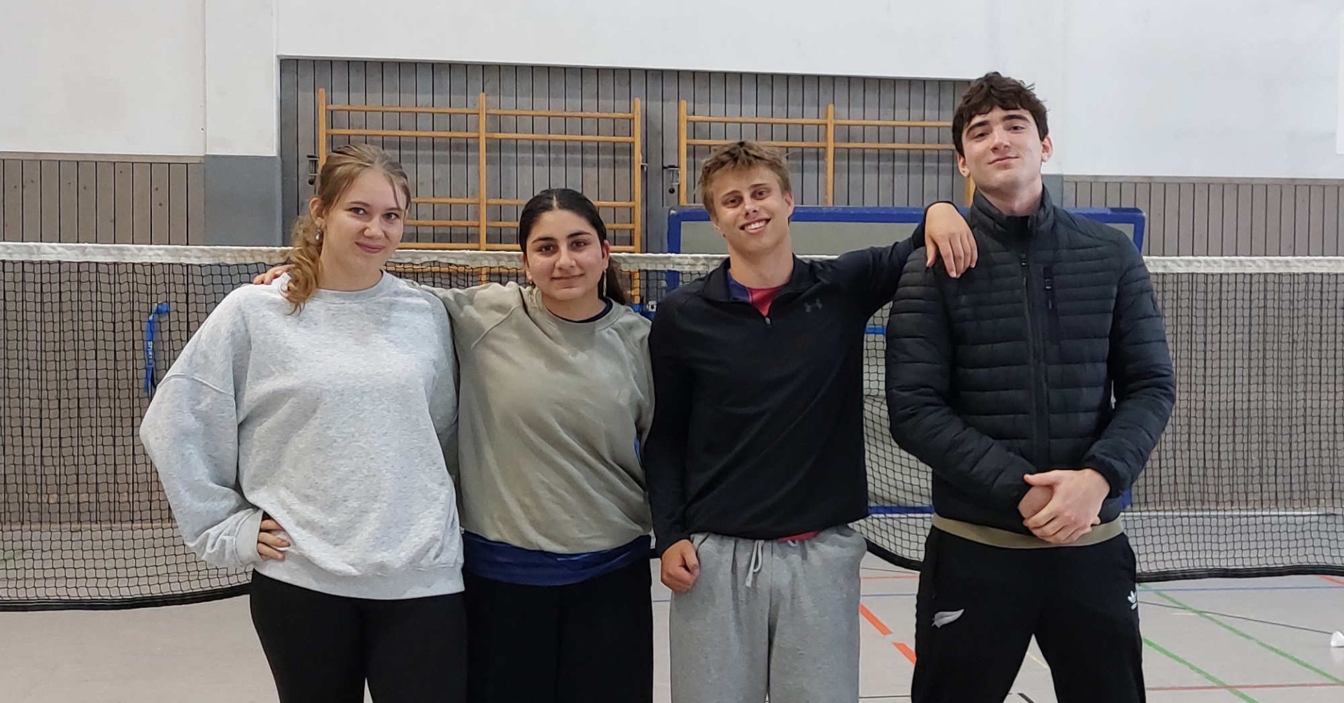 Gruppenfoto von vier jungen Erwachsenen beim Blockspieltag in einer Sporthalle