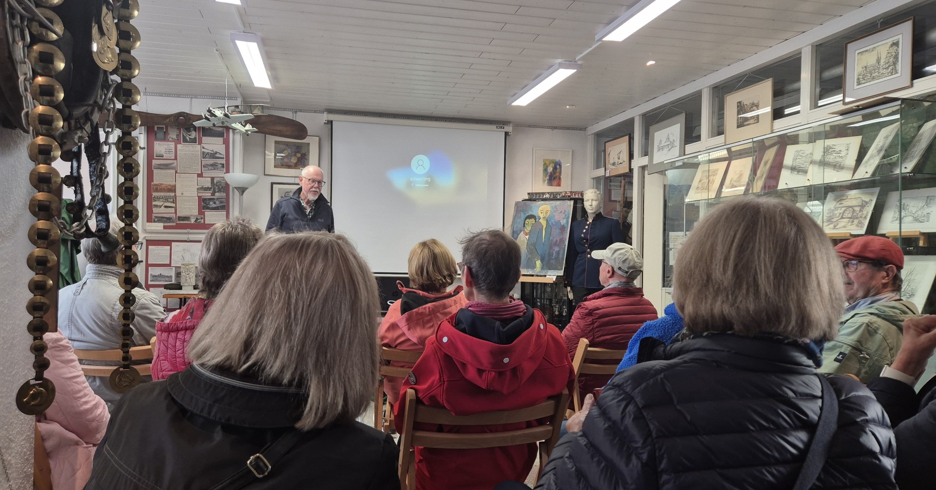 Vortrag im Museum mit Publikum und Präsentation am 14.10.2025 Vortrag mit Publikum in einem kleinen Museum mit Ausstellungsstücken und Präsentation