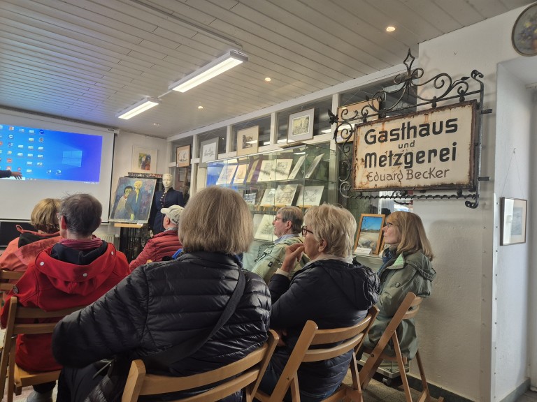 Vortrag und Ausstellung im Gasthaus und Metzgerei Eduard Becker Vortrag im Gasthaus und Metzgerei Eduard Becker mit Publikum und historischen Ausstellungsstücken