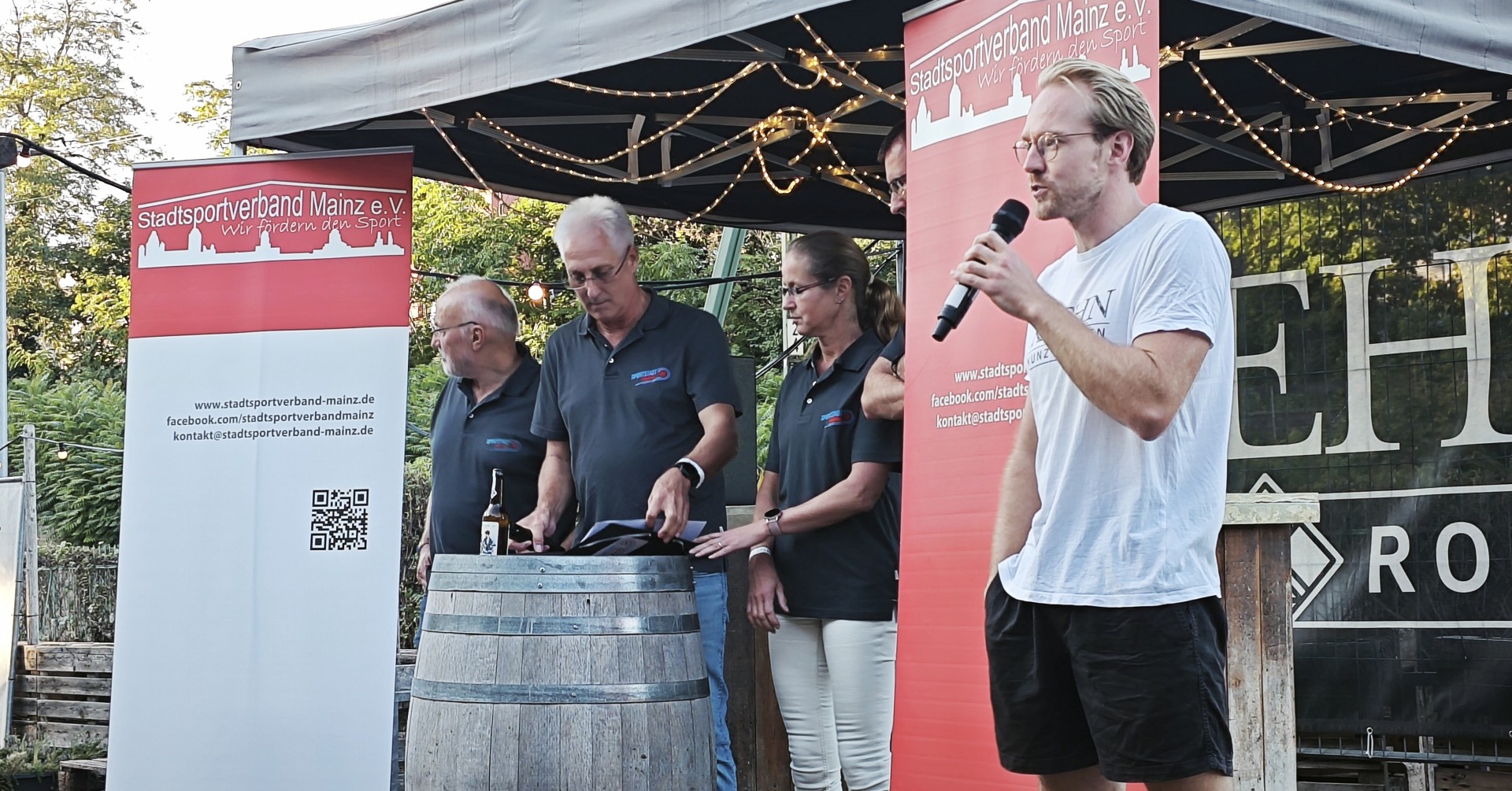 Veranstaltung des Stadtsportverband Mainz e.V. mit mehreren Personen auf einer Bühne vor Bannern des Vereins