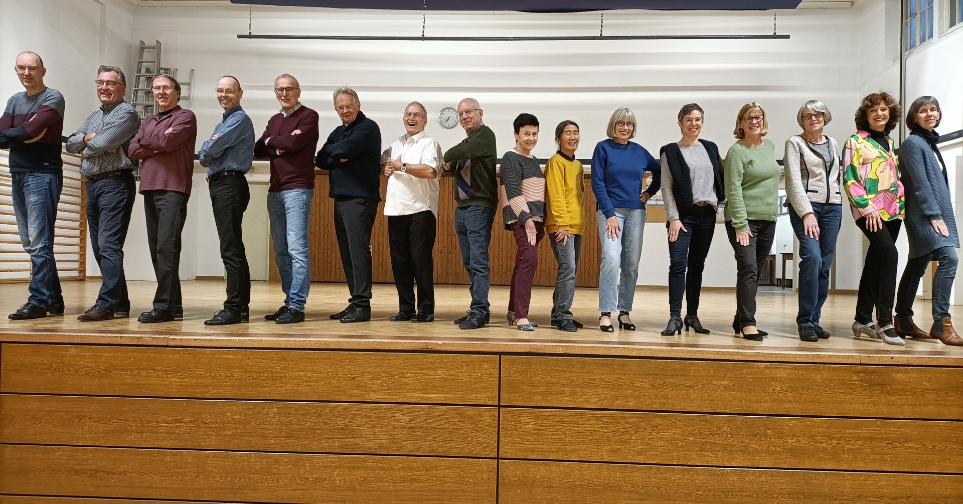 Gruppenfoto auf einer Bühne in einem Veranstaltungssaal Gruppe von Menschen steht auf einer Bühne in einem Saal, verschiedene Altersgruppen, Indoor-Aufnahme