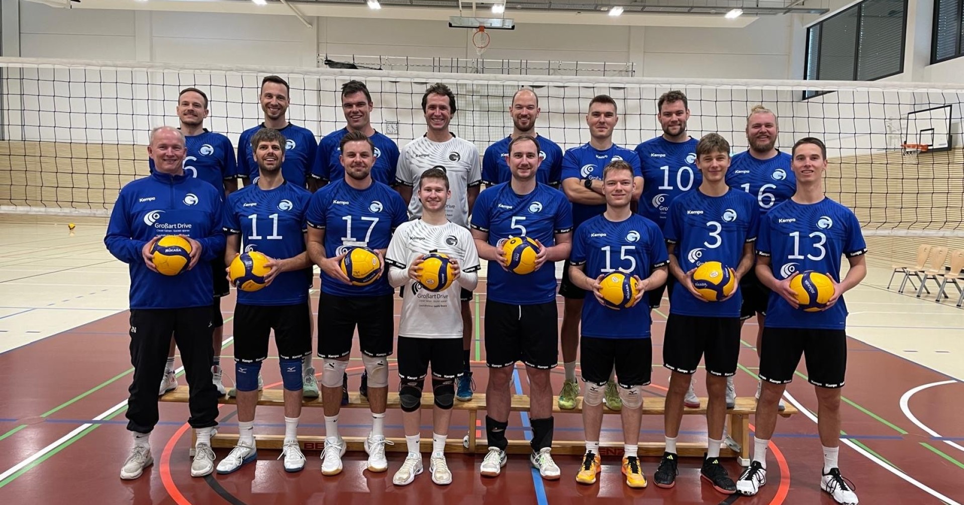 Herren I Volleyball Teamfoto in der Sporthalle Teamfoto der Herren I Volleyballmannschaft in blauen Trikots in einer Sporthalle