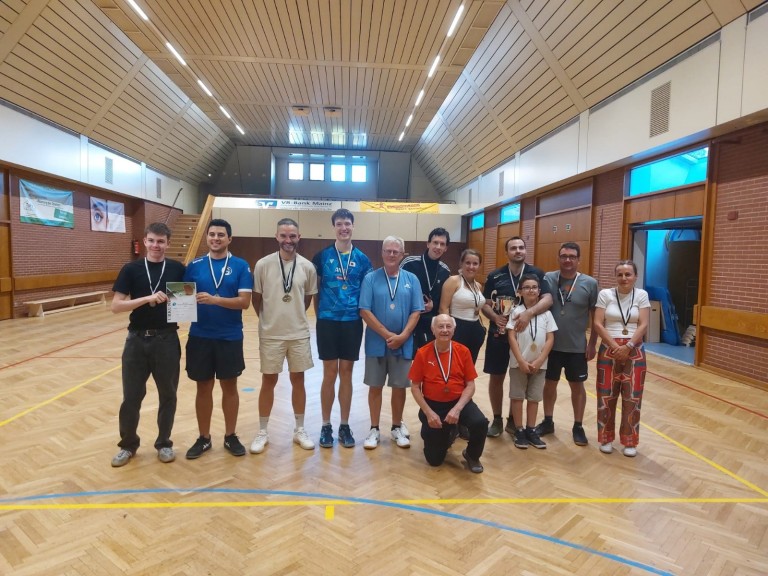 Medaillengewinner bei Sportturnier in Sporthalle am 20.10.2025 Gruppenfoto von Medaillengewinnern bei einem Sportturnier in einer Sporthalle am 20. Oktober 2025