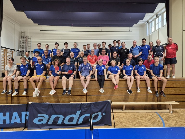 Gruppenfoto Tischtennisspieler in Sporthalle mit Andro-Bande Gruppenfoto von Tischtennisspielern in einer Sporthalle mit Andro-Bande