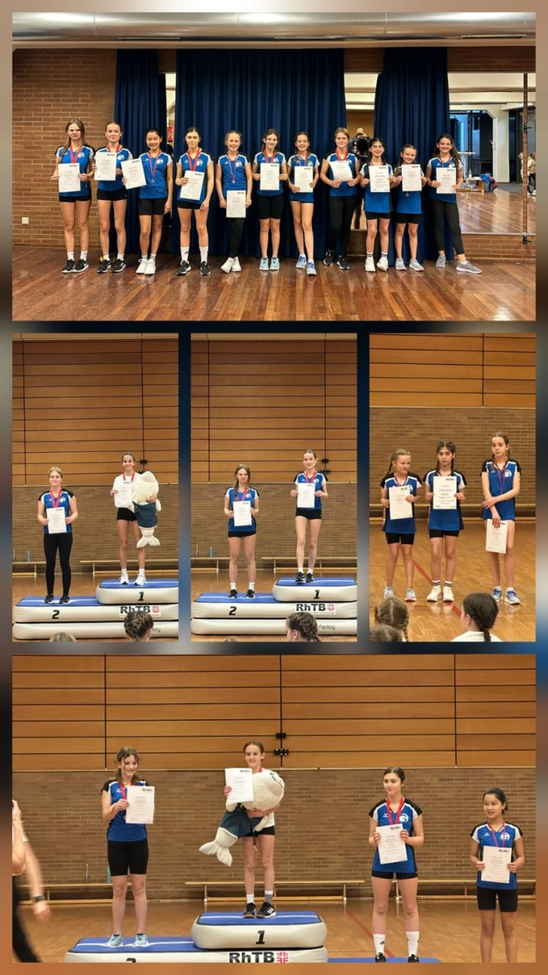 Turnwettkampf Siegerehrung mit Urkunden und Medaillen in der Sporthalle Siegerinnen bei einer Turnveranstaltung in einer Sporthalle mit Urkunden und Medaillen auf dem Podest