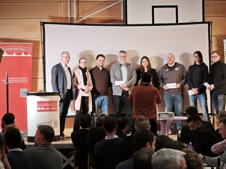 Ehrungsveranstaltung des Stadtsportverbands Mainz mit Teilnehmern auf der Bühne Ehrung beim Stadtsportverband Mainz, Gruppenfoto auf einer Bühne mit mehreren Personen und Publikum