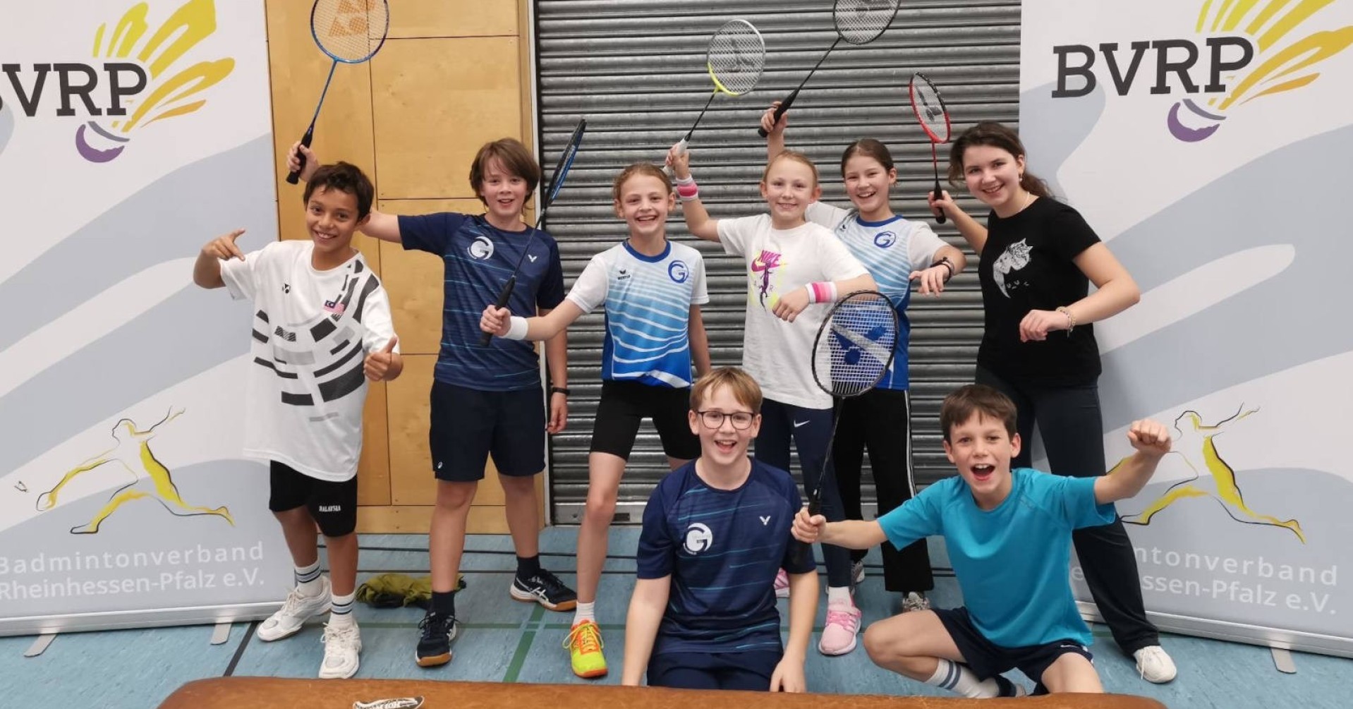Gruppe von Kindern beim Juniorcup Badminton-Turnier in Sporthalle
