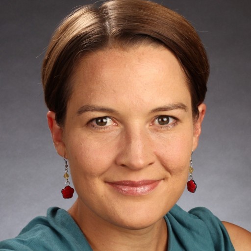 Porträtfoto von Constanze Raimer vor neutralem Hintergrund