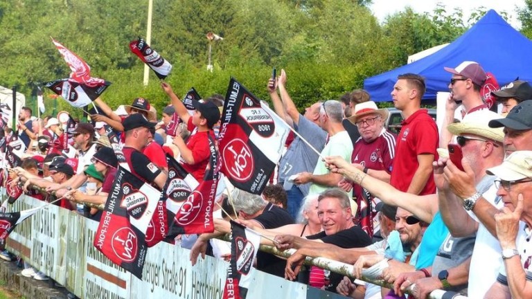 Fußballfans im Stadion mit Fahnen Gruppe von Fußballfans im Stadion, die Fahnen schwenken