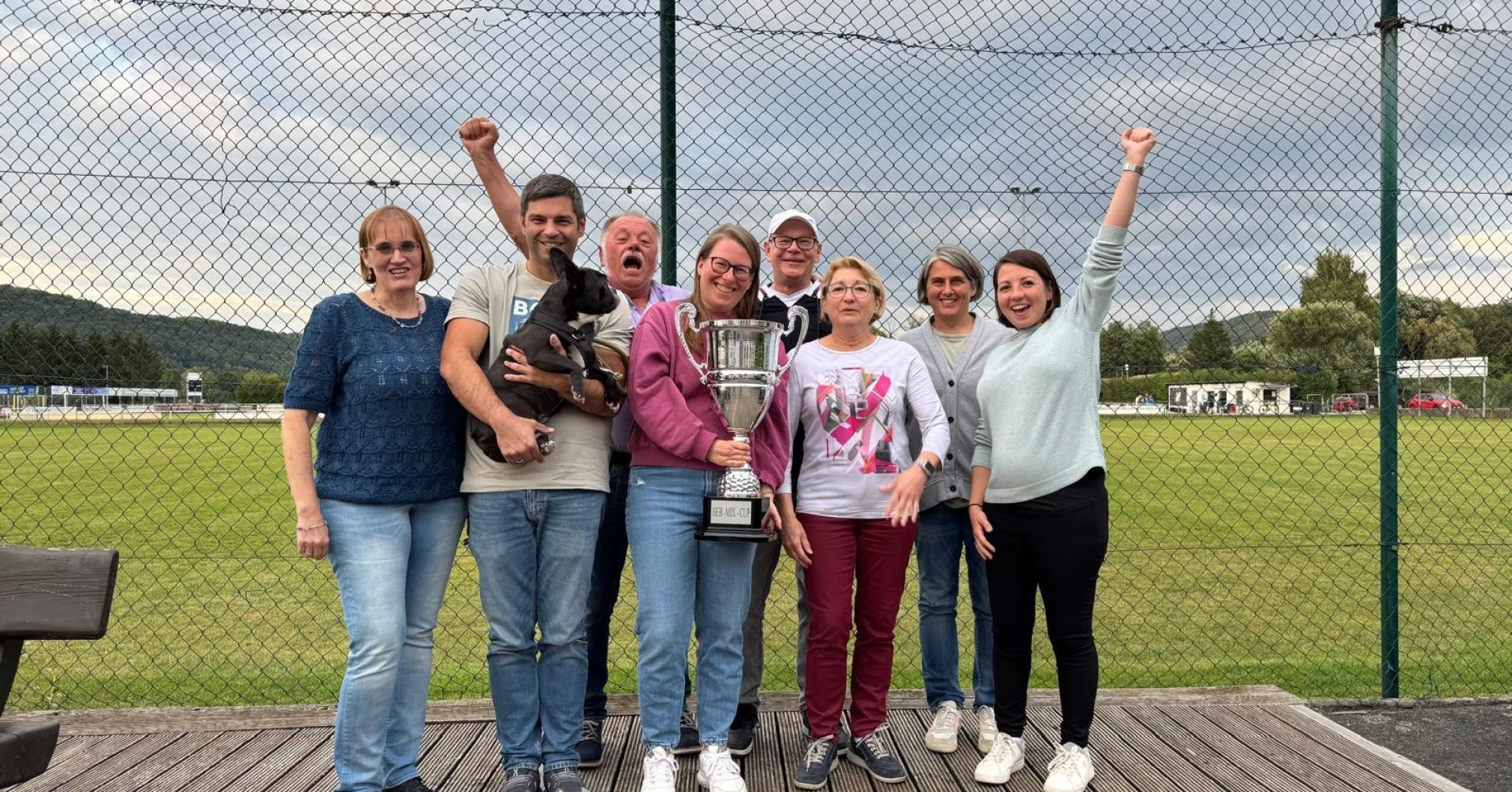 Gewinner des HEB Mix Cup 2025 feiern mit Pokal auf dem Sportplatz Siegerteam des HEB Mix Cup 2025 mit Pokal auf dem Sportplatz
