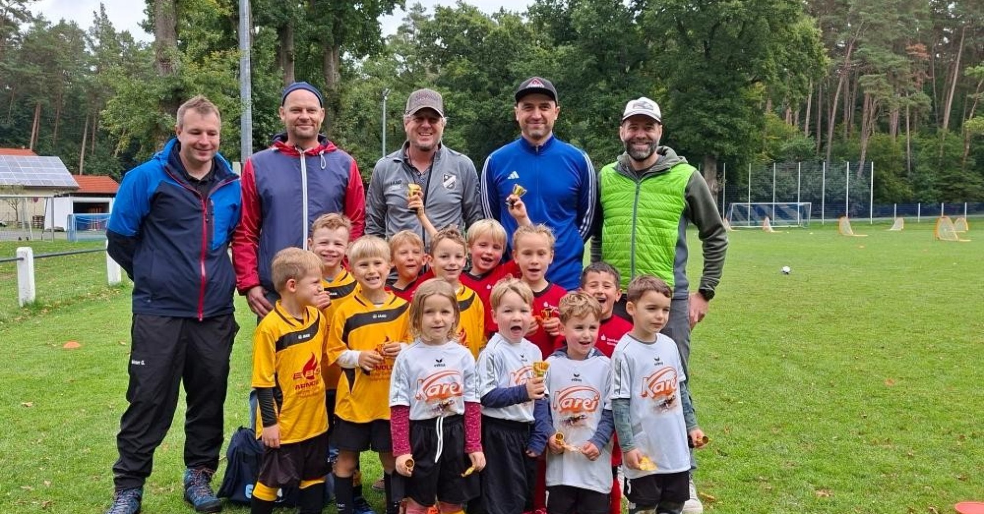 Kinderfußballmannschaft mit Trainern auf dem Sportplatz am 28.09.2025