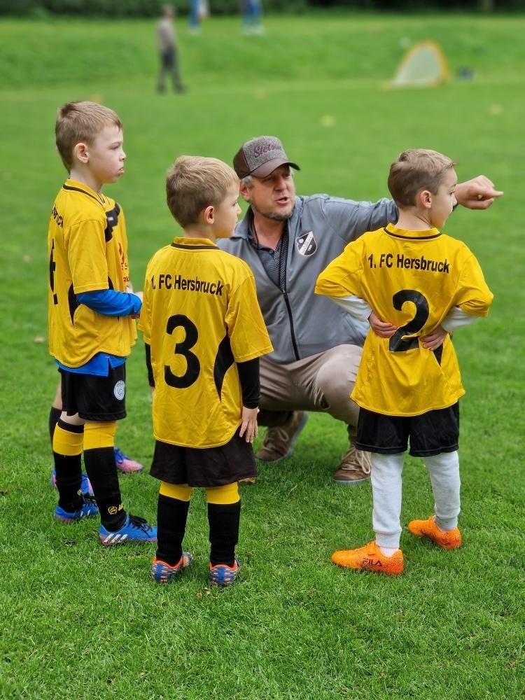 Jugendtrainer mit Spielern des 1. FC Hersbruck beim Fußballtraining Trainer gibt jungen Spielern des 1. FC Hersbruck Anweisungen auf dem Fußballplatz