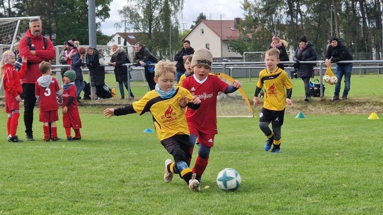 Kinderfußballspiel am 5. Oktober 2025, Spieler mit EBS Arnold Trikot im Zweikampf um den Ball