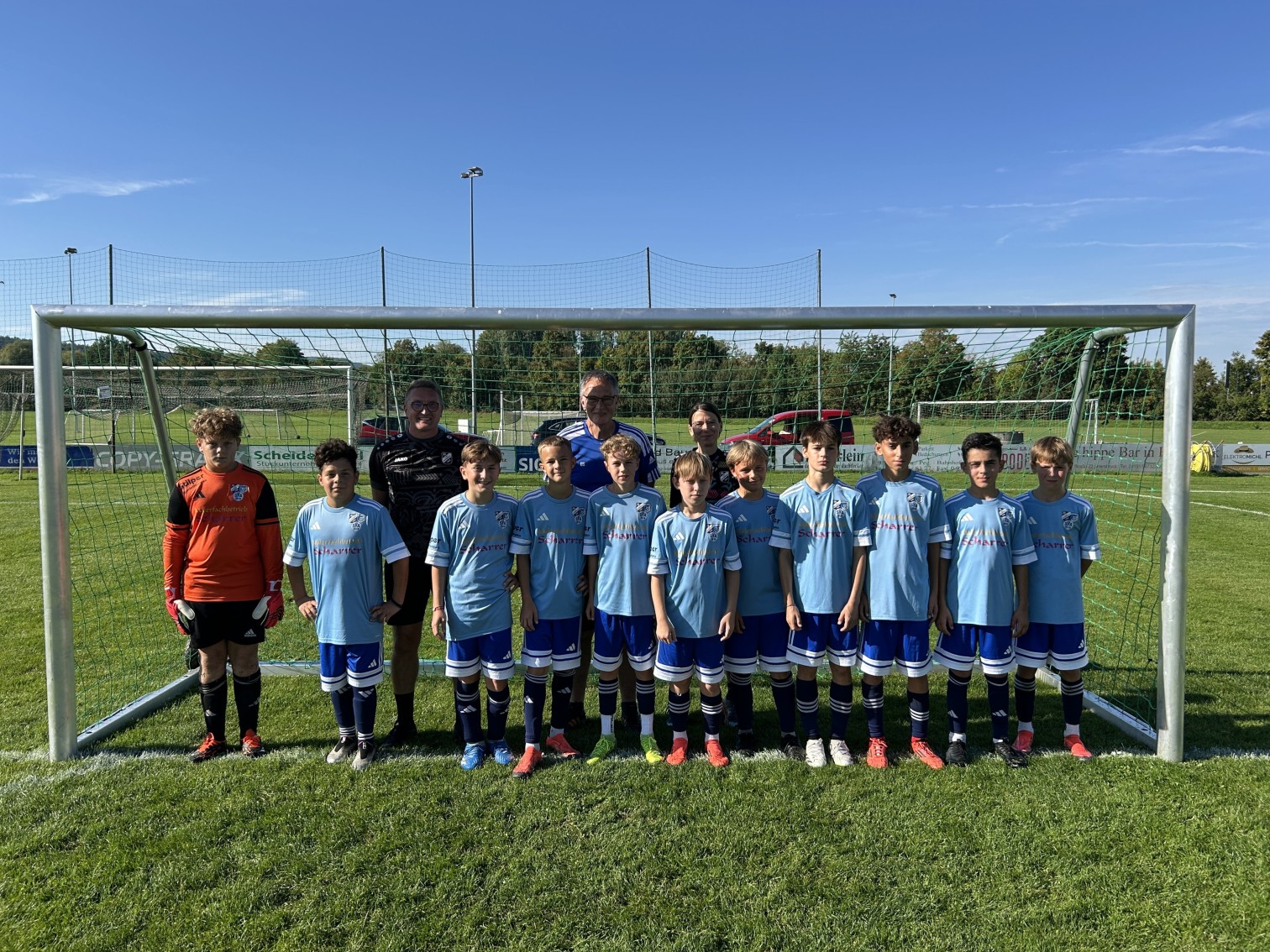 D1-Jugend Fußballmannschaft 2025 auf dem Sportplatz im Teamfoto