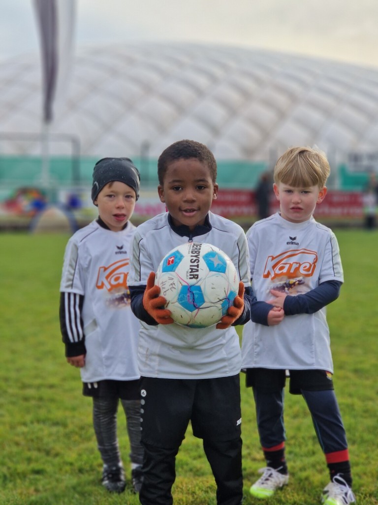 Kinderfußball: Training mit Derbystar-Ball und Karei-Trikots auf dem Sportplatz Kinder beim Fußballtraining mit Derbystar-Ball und Karei-Trikots auf dem Sportplatz