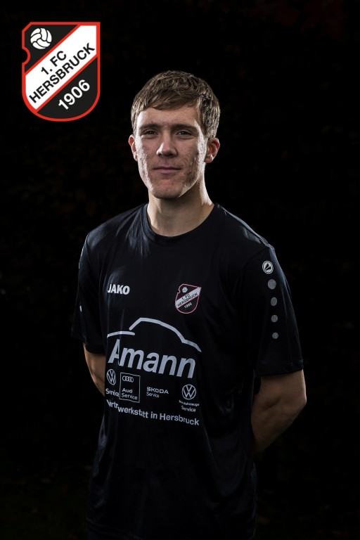 Spieler des 1. FC Hersbruck 1906 im schwarzen JAKO-Trikot mit Amann-Werbung