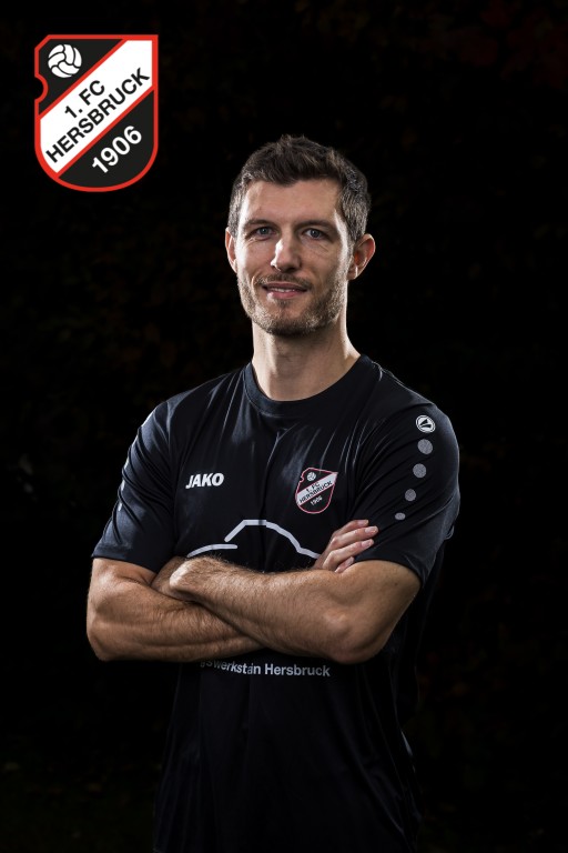 Fußballspieler des 1. FC Hersbruck 1906 im JAKO-Trikot mit verschränkten Armen